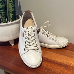 Ecco Off-White Leather Casual Sneakers Athleisure Walking Work Shoes size 37 6.5
